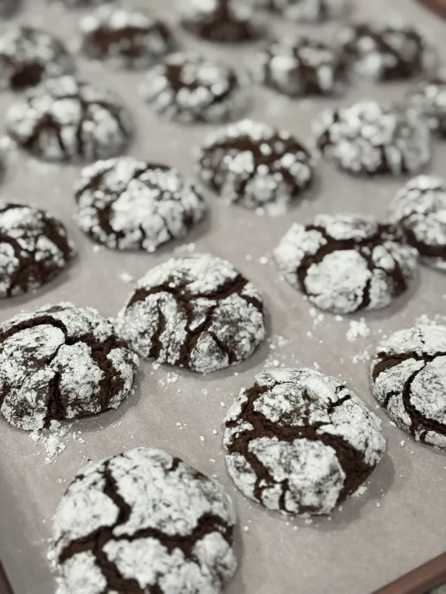 Chocolate Crinkle Cookies